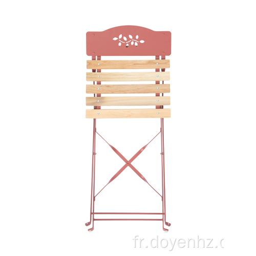 Table et chaises à lattes de bois avec motif de feuilles